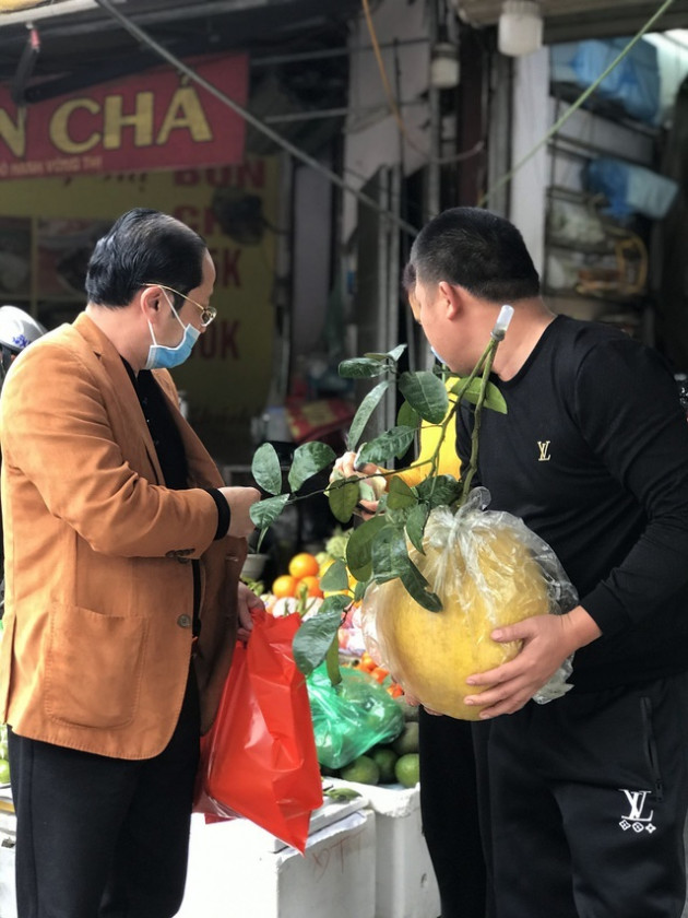 Bưởi khổng lồ 10 kg/quả, dân Hà Nội 'lùng sục' mua về trưng Tết