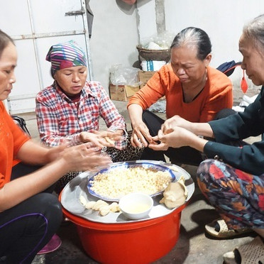 Cả làng kiếm tiền Tết từ thứ quà như... hòn bi ve