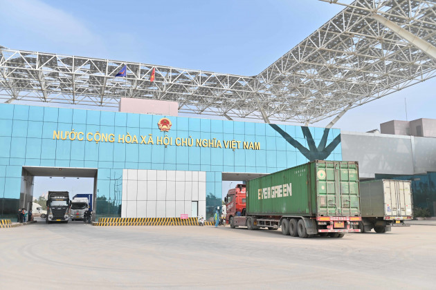 Nghìn xe container tắc ở cửa khẩu: Vạ vật vệ đường chờ thông hàng