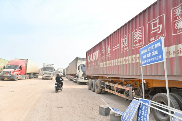 Nghìn xe container tắc ở cửa khẩu: Vạ vật vệ đường chờ thông hàng