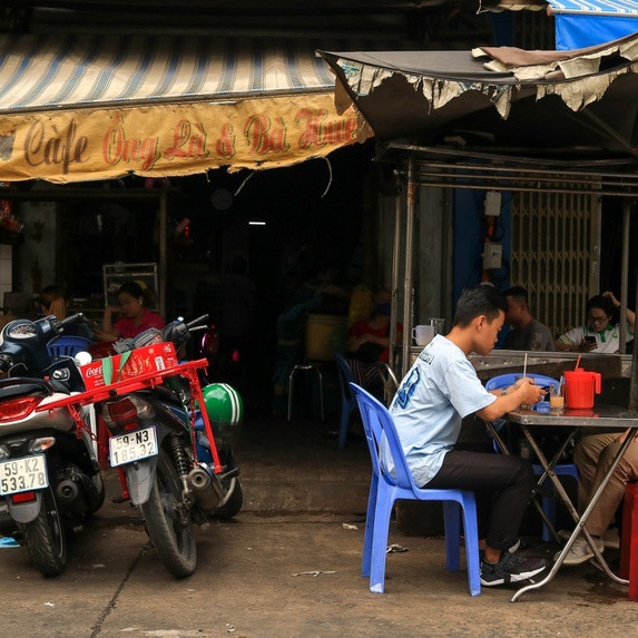 Cà phê vợt Ba Lù gần 70 năm tuổi hút khách ở TP.HCMicon
