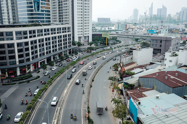 Cận cảnh loạt chung cư cao cấp 'bóp nghẹt' hơn 3km đường ở TP.HCM