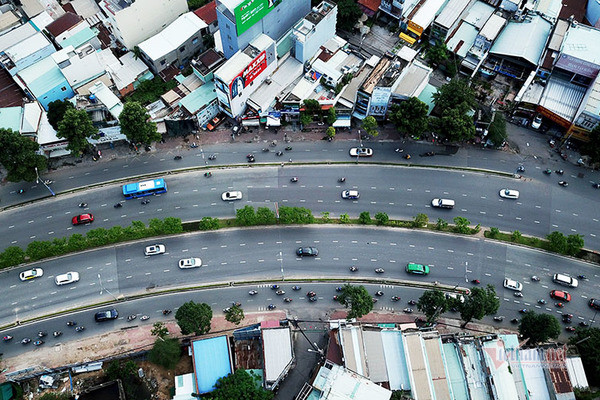 Cận cảnh loạt chung cư cao cấp 'bóp nghẹt' hơn 3km đường ở TP.HCM