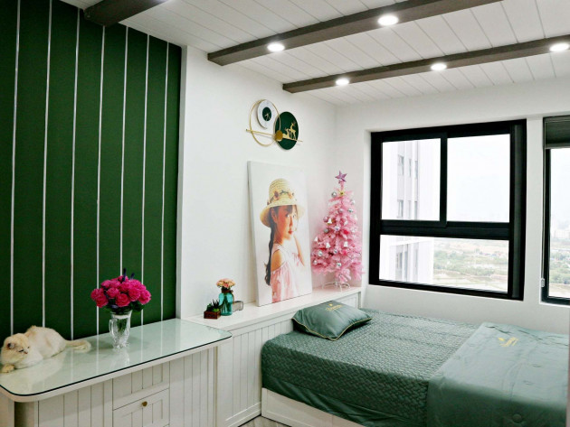 Căn hộ búp bê của nữ gia chủ yêu màu xanh và hồng, dùng thùng gỗ làm giường
