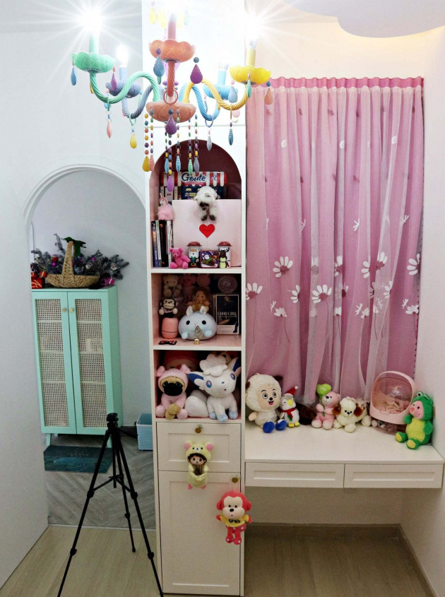 Căn hộ búp bê của nữ gia chủ yêu màu xanh và hồng, dùng thùng gỗ làm giường