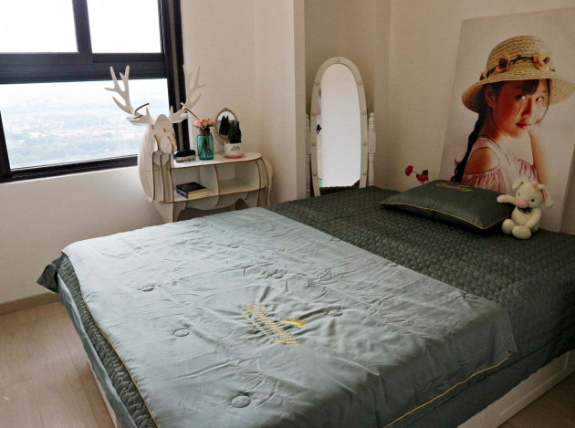 Căn hộ búp bê của nữ gia chủ yêu màu xanh và hồng, dùng thùng gỗ làm giường