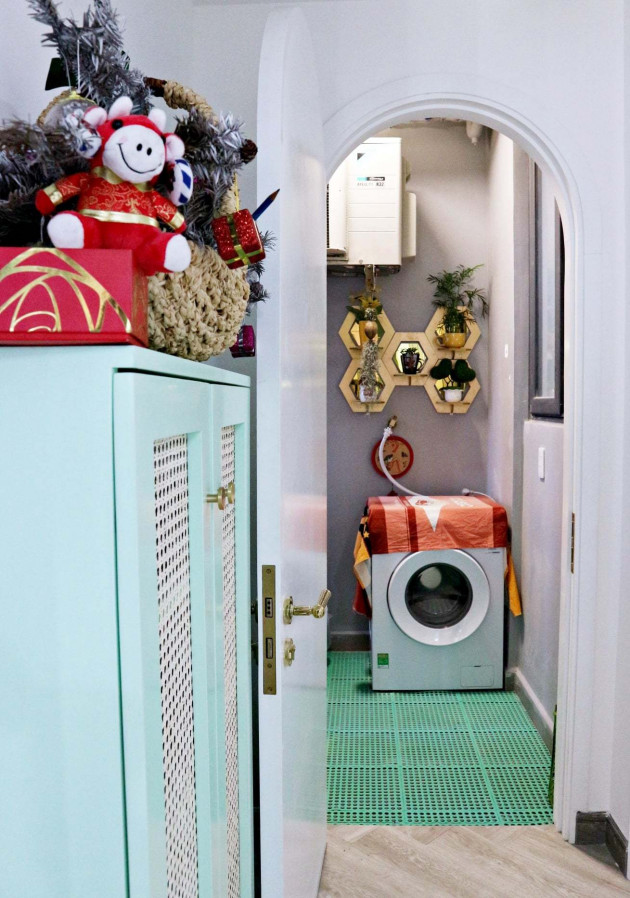 Căn hộ búp bê của nữ gia chủ yêu màu xanh và hồng, dùng thùng gỗ làm giường