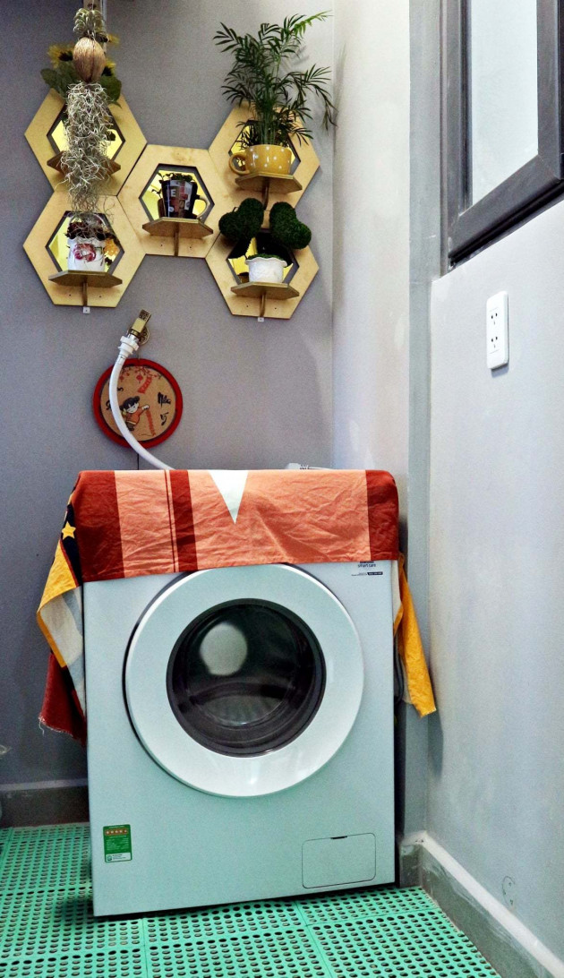 Căn hộ búp bê của nữ gia chủ yêu màu xanh và hồng, dùng thùng gỗ làm giường