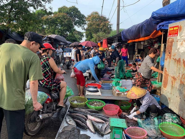 Cạn tiền bị tiểu thương chém giá đắt, dân dậy sớm đi chợ đầu mối