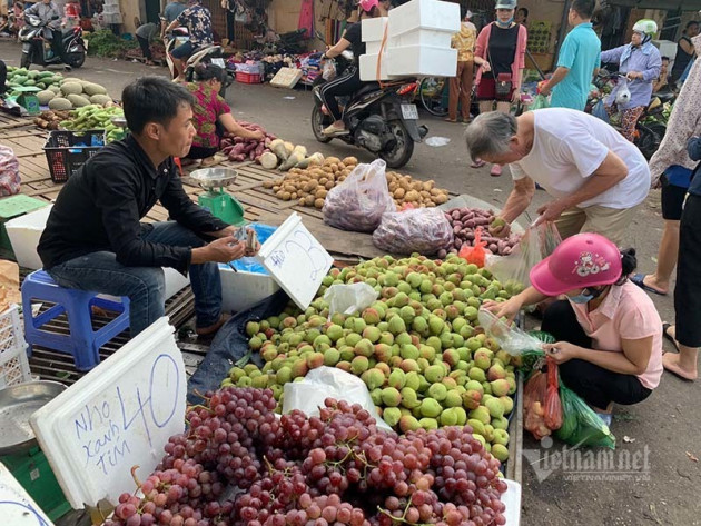 Cạn tiền bị tiểu thương chém giá đắt, dân dậy sớm đi chợ đầu mối