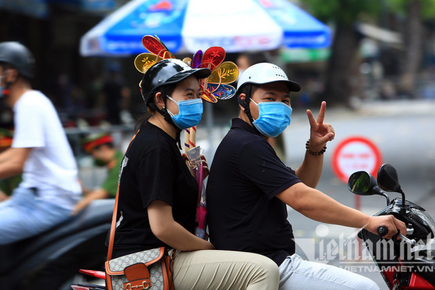 Cảnh chưa từng có ở phố đồ chơi Trung thu lớn nhất Hà thành