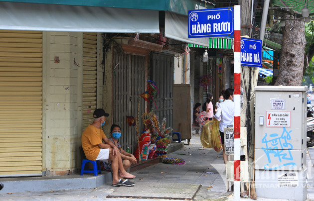 Cảnh chưa từng có ở phố đồ chơi Trung thu lớn nhất Hà thành