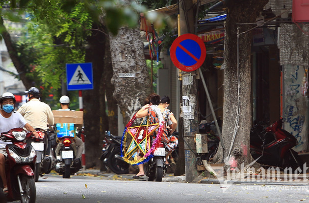 Cảnh chưa từng có ở phố đồ chơi Trung thu lớn nhất Hà thành