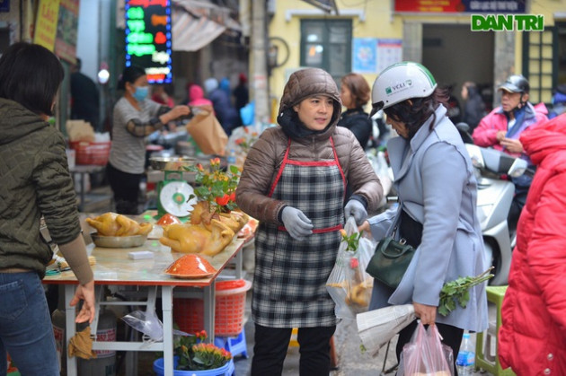 Cảnh vắng vẻ đìu hiu chưa từng có ở khu chợ sắm Tết của 'nhà giàu' Hà Nộiicon