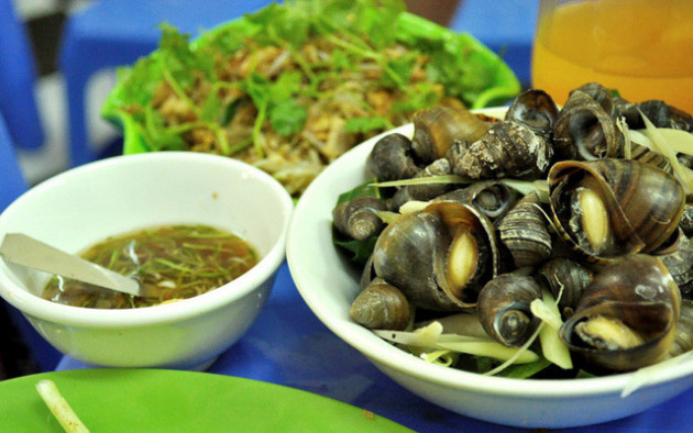 Chán việc văn phòng, 2 cử nhân rủ nhau bán ốc, thu nhập 35 triệu/tháng