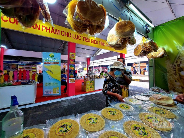 Chàng trai Ê đê vượt 400km, cõng cà phê xuống Sài thành chào hàng