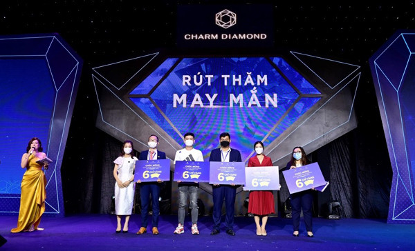Charm Diamond ‘hút’ khách ngày ra mắt