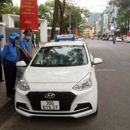 'Chặt chém' khách Tây 200 nghìn, taxi dù bị phạt 9 triệu đồng