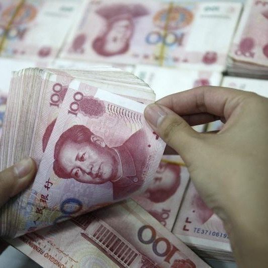 Chật vật gượng dậy, kinh tế Trung Quốc bị núi nợ đè nặng