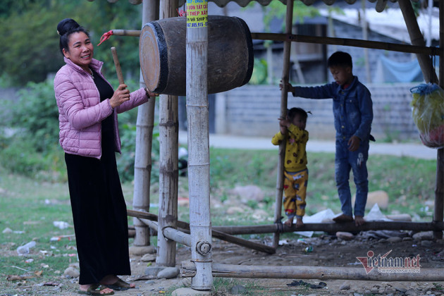 Chị em người Thái chơi Tết: Địu con trên lưng, vui xuân hết mình