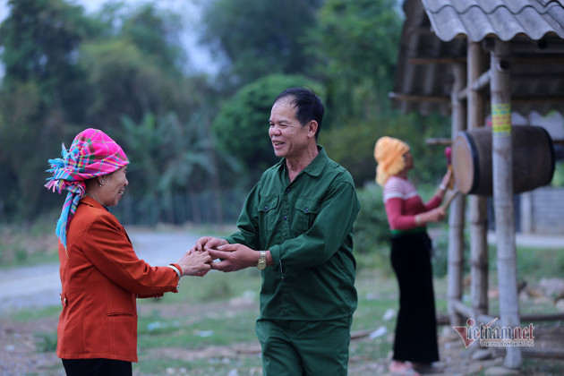 Chị em người Thái chơi Tết: Địu con trên lưng, vui xuân hết mình