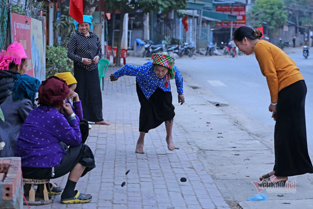 Chị em người Thái chơi Tết: Địu con trên lưng, vui xuân hết mình