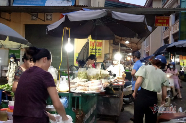 Chị em thi nhau làm bánh trôi bánh chay, sạp chợ ngày bán 2 tạ bột