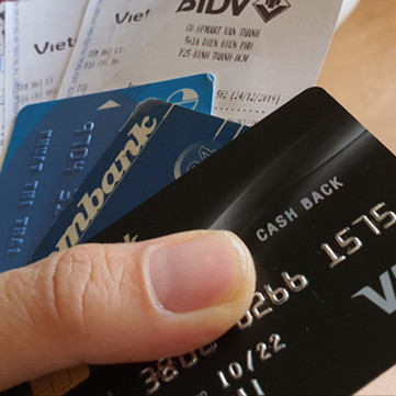 Chi tiêu qua thẻ tín dụng giảm tới 80%, ngân hàng muốn Visa, MasterCard miễn giảm phí