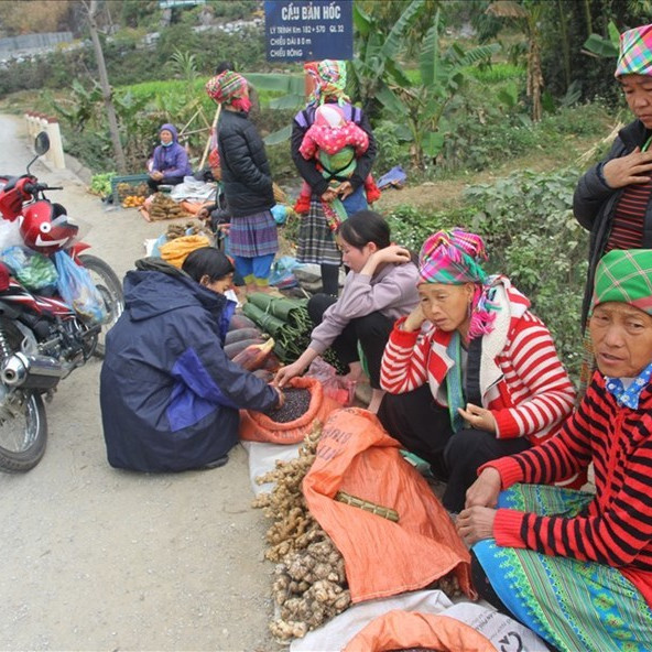 'Chợ 5 nghìn' họp ven đường - nét độc đáo của người Văn Chấn