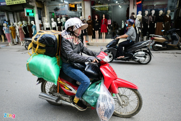 'Chợ chân dài manequin' vắng khách sau khi Hà Nội nới lỏng giãn cáchicon