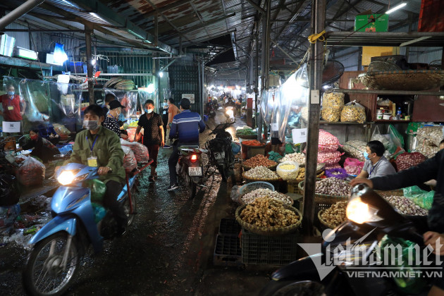 Chợ đầu mối nổi tiếng nhất Hà Nội mở lại sau hai tháng đóng cửa