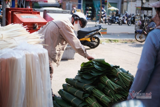 Chợ lá dong nổi tiếng Sài thành, nằm vỉa hè hóng một mùa Tết lịch sử