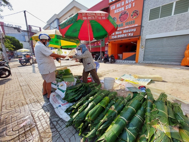 Chợ lá dong nổi tiếng Sài thành, nằm vỉa hè hóng một mùa Tết lịch sử