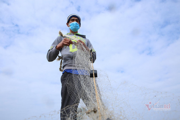 Chờ nắng lên, chiều ra biển 'đãi cát' kiếm tiền triệu