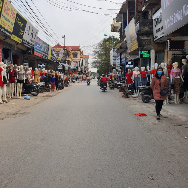 Chợ Ninh Hiệp vắng vẻ, tiểu thương ngồi chơi cả ngày vì không có hàngicon