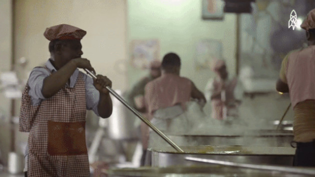 Choáng váng với 'siêu bếp' phục vụ miễn phí 40.000 suất ăn mỗi ngày