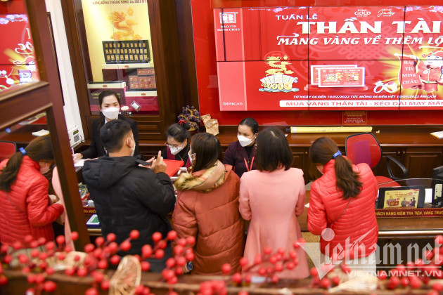 Chọn vàng miếng tích sản, dân chen chân đi mua trước ngày vía Thần Tài