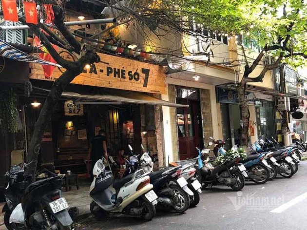 Chủ hàng cà phê tiết lộ chuyện bán hàng ngày đầu mở cửa trở lại