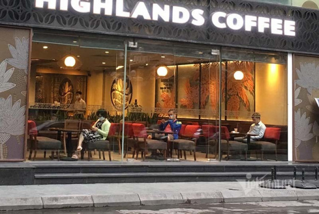 Chủ hàng cà phê tiết lộ chuyện bán hàng ngày đầu mở cửa trở lại