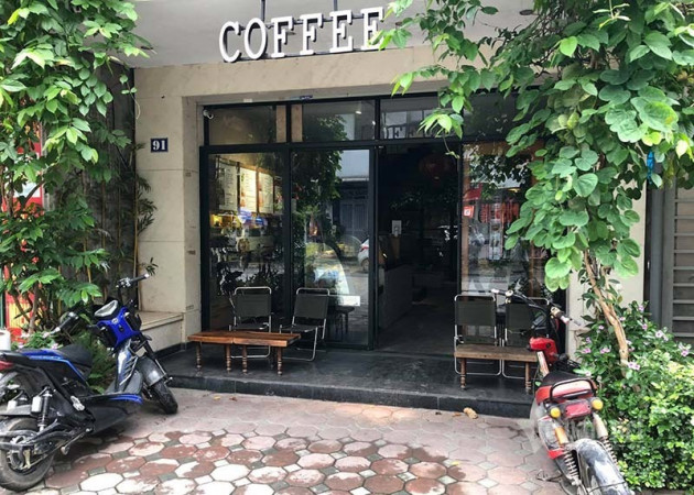 Chủ hàng cà phê tiết lộ chuyện bán hàng ngày đầu mở cửa trở lại