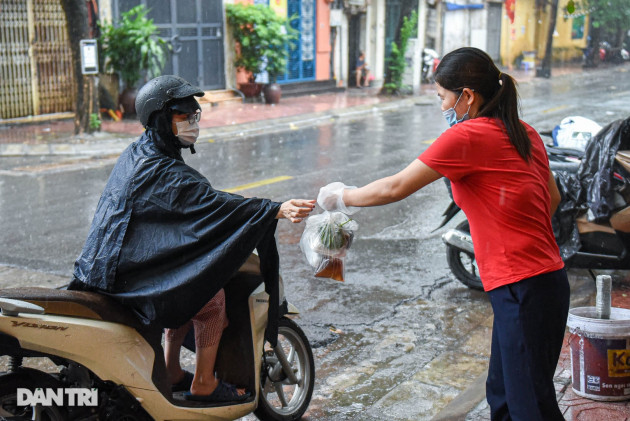 Chủ quán bánh cuốn 3 đời đông khách tiết lộ bí quyết là... chiếc cối đá - 11