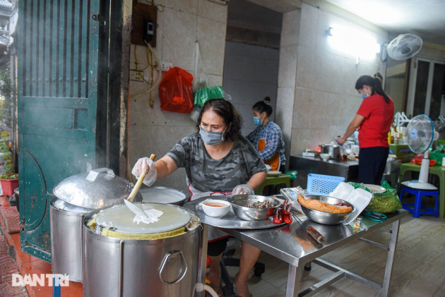 Chủ quán bánh cuốn 3 đời đông khách tiết lộ bí quyết là... chiếc cối đá - 2