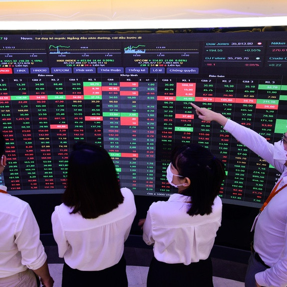 Chứng khoán nở rộ 'đội lái', tin đồn và công ty sân sauicon