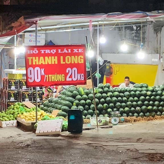 Chuối 5.000 đồng, thanh long 4.000 đồng/kg chất đống đầy vỉa hèicon