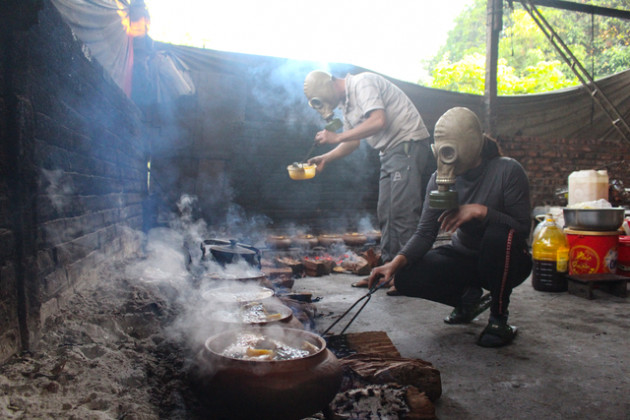 Chuyện lạ làng Vũ Đại: Đeo mặt nạ, thức xuyên đêm canh nồi cá kho bạc triệu