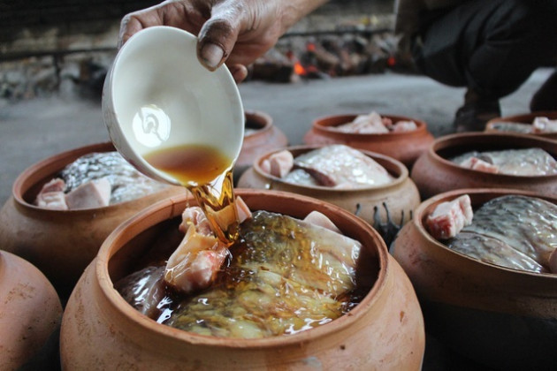 Chuyện lạ làng Vũ Đại: Đeo mặt nạ, thức xuyên đêm canh nồi cá kho bạc triệu