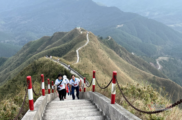 Chuyến leo núi, săn hoa trên nóc nhà vùng Đông Bắc