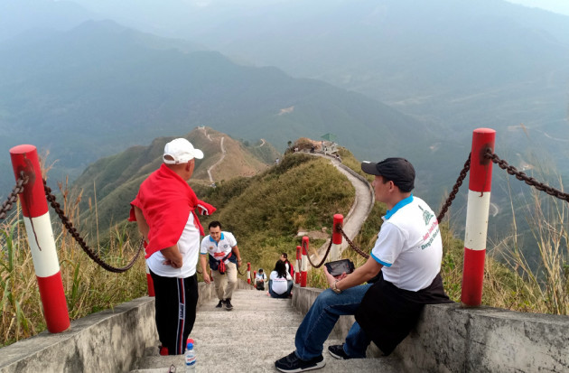 Chuyến leo núi, săn hoa trên nóc nhà vùng Đông Bắc