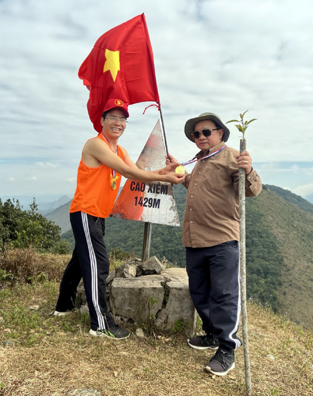 Chuyến leo núi, săn hoa trên nóc nhà vùng Đông Bắc