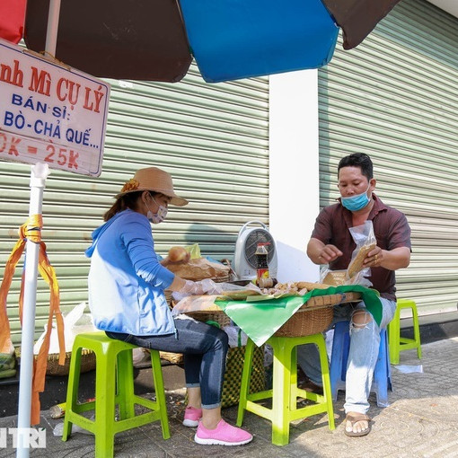 Chuyện về quầy bánh mì 80 tuổi tại Sài Gòn